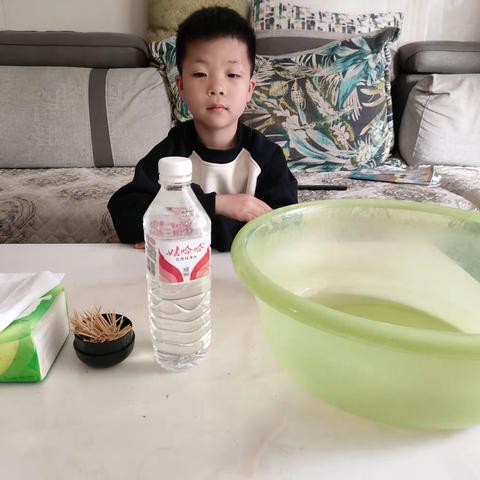 大家好我是实验小学一年级（8）班的周俊浩今天我的实验是《扎不破的纸》