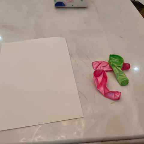 大家好我是实验小学一年级（8）班的周俊浩今天我的小实验是《带电的气球》