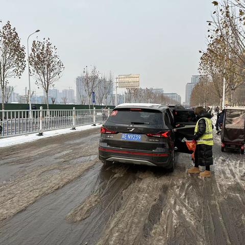 暴雪冰封湿滑路，爱心清障暖心间——五一班值周