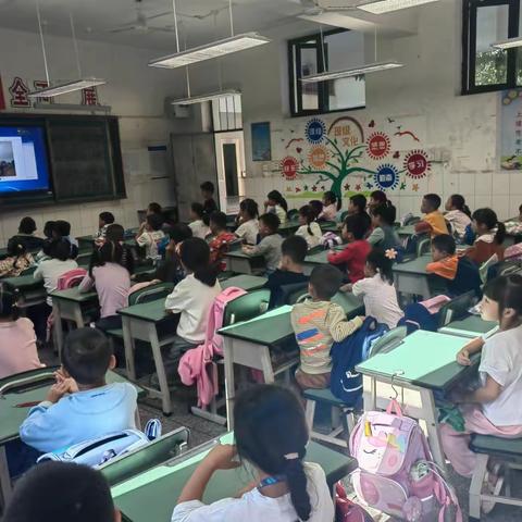 学会收纳整理  助力孩子成长 一年级2班家长进劳动课堂