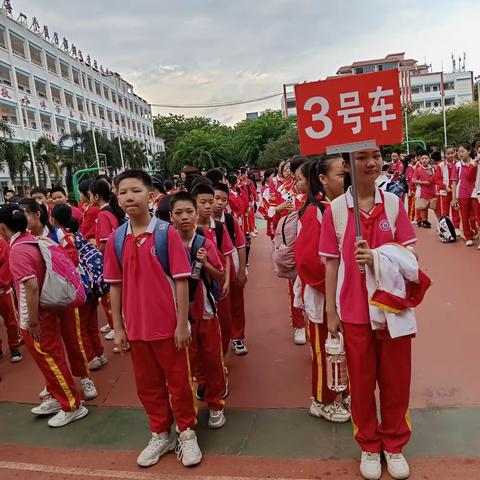 东方市铁路小学六年级（4）班的研学旅行