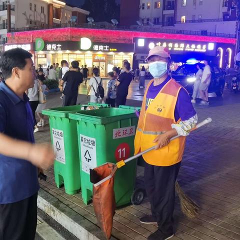 保洁员坚持站点盯守，及时做好冲洗消杀