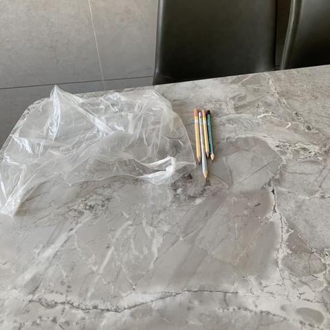 大家好，我是实验小学一年级六班的陈亦乐，今天我要做的实验是《神奇的袋子》