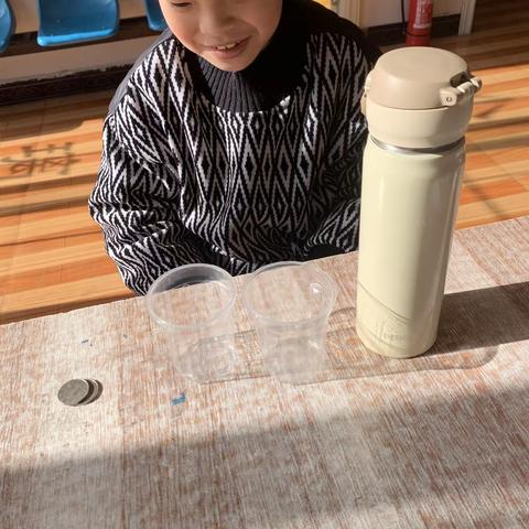 大家好，我是实验小学一年级六班的陈亦乐，今天我要做的科学实验是《消失的硬币》