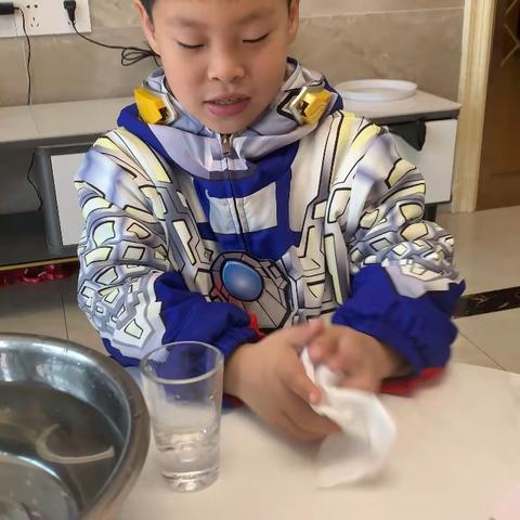 大家好，我是实验小学一年级六班的陈亦乐，今天做的科学实验是《安然无恙的纸》