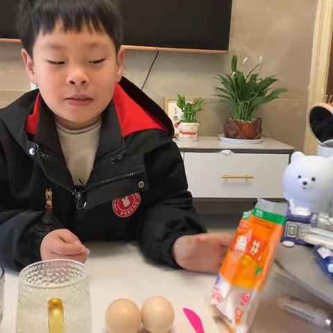 大家好，我是实验小学一年级的陈亦乐，今天要做的科学实验是《漂浮的鸡蛋》