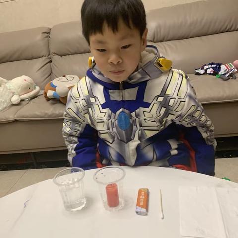 大家好，今天要做的科学实验是《水中点灯》