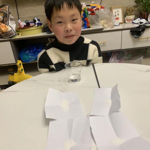 大家好，我是实验小学一年级的陈亦乐，今天我要做的科学实验是《食盐溶解》