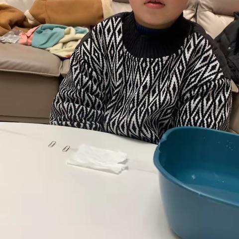 大家好，我是实验小学一年级的陈亦乐，今天我要做的科学实验是《轻功水上漂》