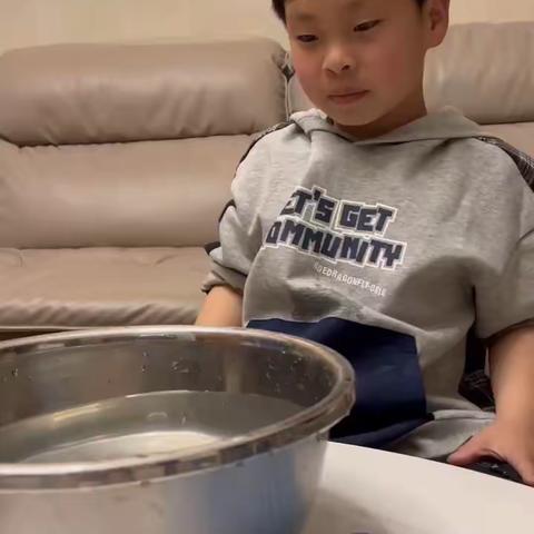 大家好，我是实验小学一（6）班的陈亦乐，今天我要做的科学实验叫：会跳舞的水