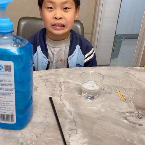 大家好，我是实验小学的陈亦乐，今天要做的科学实验是《会站立的牙签》