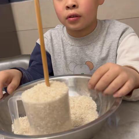 大家好，我是实验小学陈亦乐，今天我要做的科学实验是《筷子的神力》