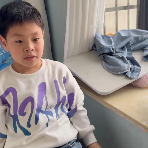 大家好，我是一六班的陈亦乐，今天要做的科学实验是《带电的气球》