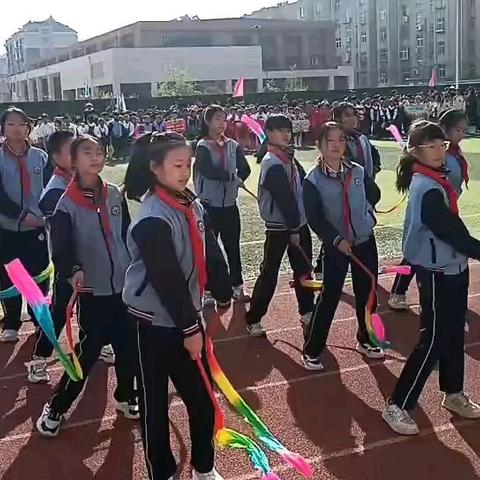 《春风里，我们绽放光芒——五年级三班春季运动会》