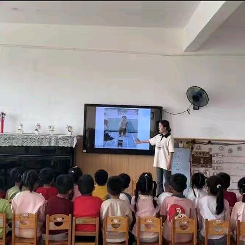 听课共交流 评课促成长—小课题美术活动示范公开课活动