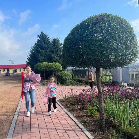 锦旗感师恩，爱心铸师魂