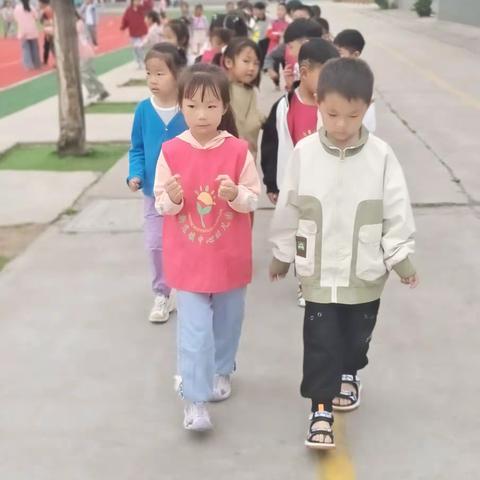 新店镇幼儿园大三班 五一走进小学课堂