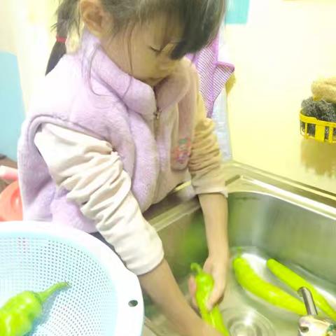 2024级1班第十三周六个一特色活动 劳动：洗菜 运动：腹部拉伸 毛笔字：中华 卡通画：“小奶牛” 唱歌：茉莉花 读古诗：《望天门山》