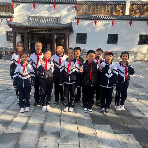 石榴花开——《3000孤儿入内蒙展览》