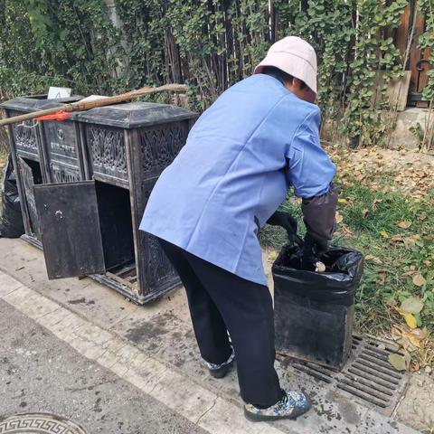 鲁能沁园应出勤14，实际出勤12人，休息2人。今日工作清洗 今天