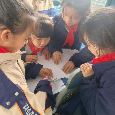 纸桥承重比赛——凰岗镇中心学校本部三一班综合实践教育活动小记。