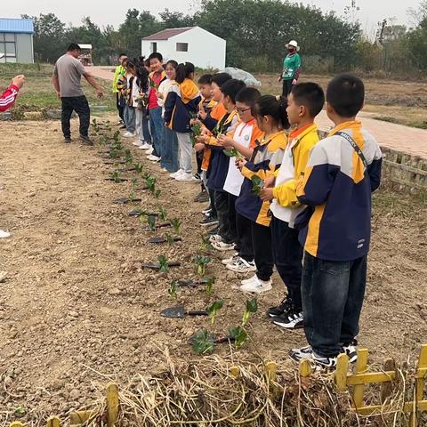 研有所思，学有所获，旅有所感，行有所成。 黄香路小学306班游学之旅，亲近了自然，拜谒了先贤。