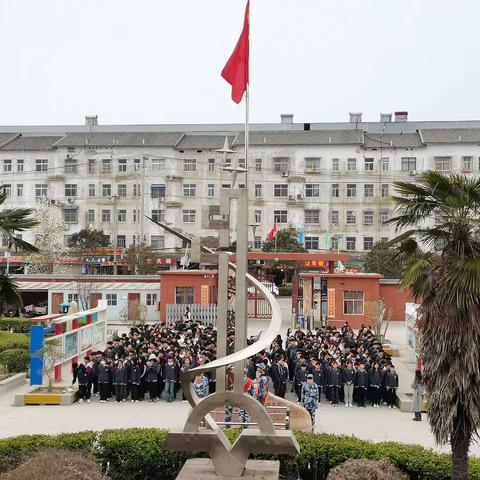 防范校园欺凌 维持有序课间 争做文明学生——芒山镇雨亭中学七年级升旗仪式