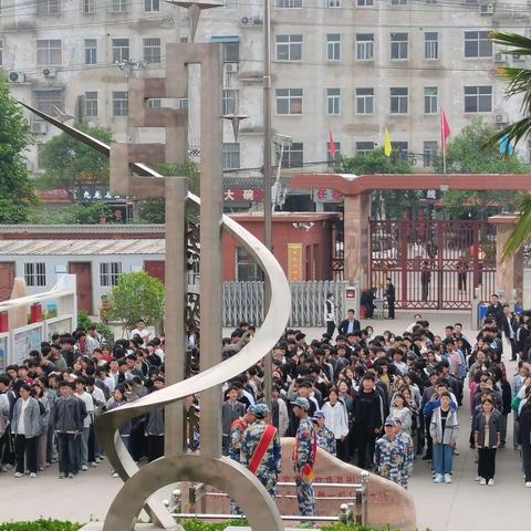 芒山镇雨亭中学全体学生举行“珍爱生命 预防溺水”安全教育主题升旗仪式