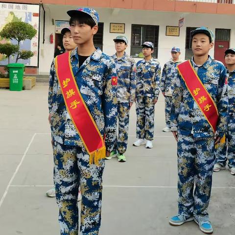 芒山镇雨亭中学学生举行了以“有梦想，更要有行动”为主题的升旗仪式