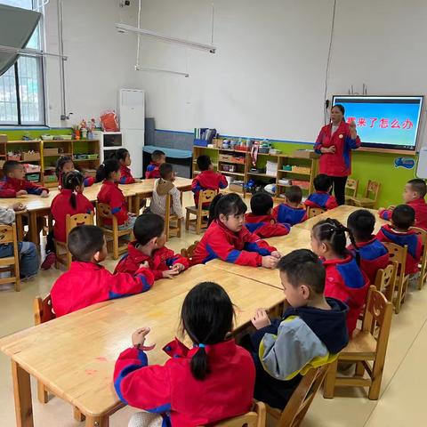 以“练”筑防 安全“童”行——贝一幼儿园防震演练活动