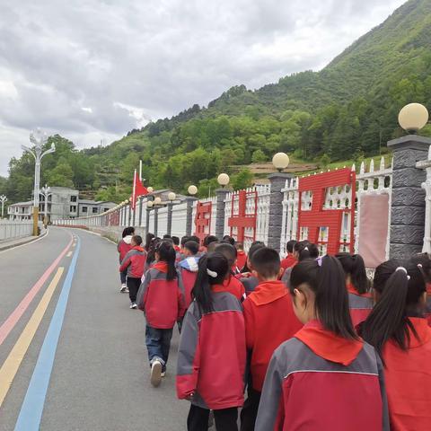 梦想在脚下，未来在前方——钟宝小学二年级学生远足活动