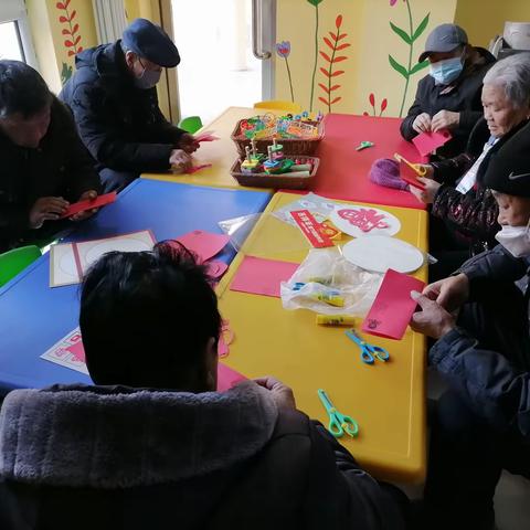 【乌海市乌达区沙枣树下社会组织服务中心】开展“巧手剪窗花 共叙邻里情”剪纸活动