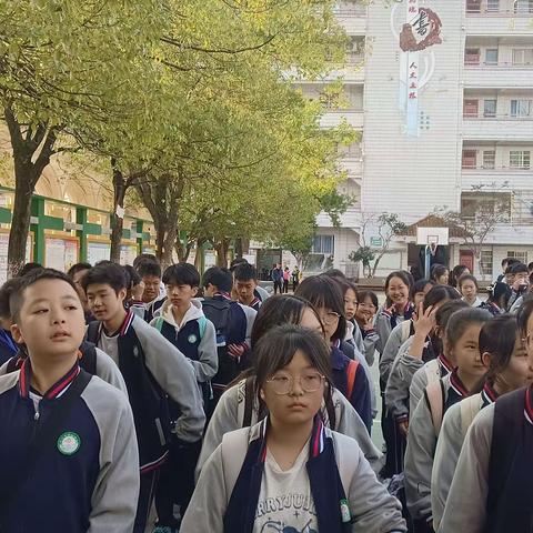 2023年11日7日铜仁一中初级中学七（19）班“拥抱魅力净峰，探索自然奥秘”研学实践主题活动。这是一次有意义的探索之旅。清晨，全体同学，带着兴奋以及激动的心情参与这次研学活动。