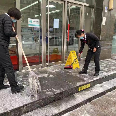 海淀西区世纪金源网点清扫积雪为客户提供暖心通道