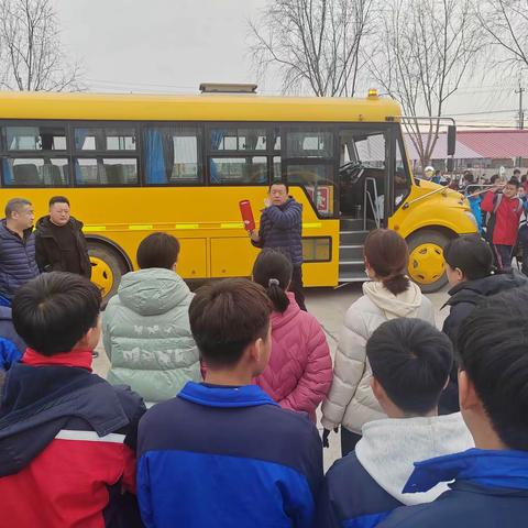 严把校车“方向盘”撑起学生“安全伞”——记突泉县六户中学举行校车安全演练