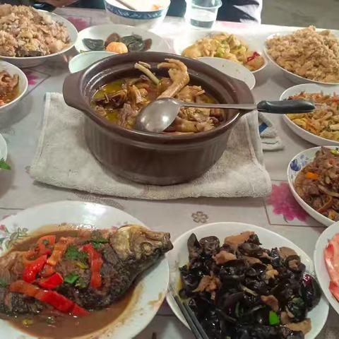 家的味道：温馨的家庭聚餐与传统节日氛围