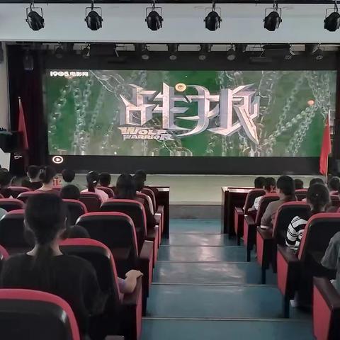 梁园学区中心学校组织学生观看爱国主义教育影片