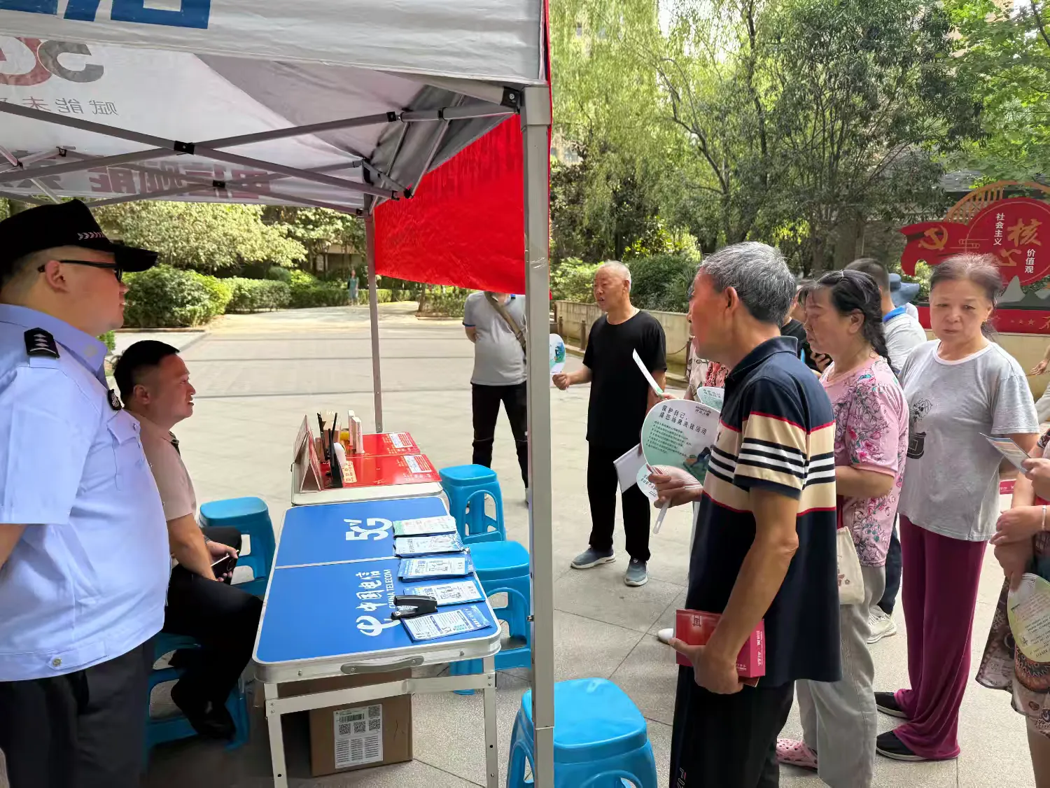 简篇-草场坡社区开展“反诈宣传进社区,筑牢安全防护网” 活动