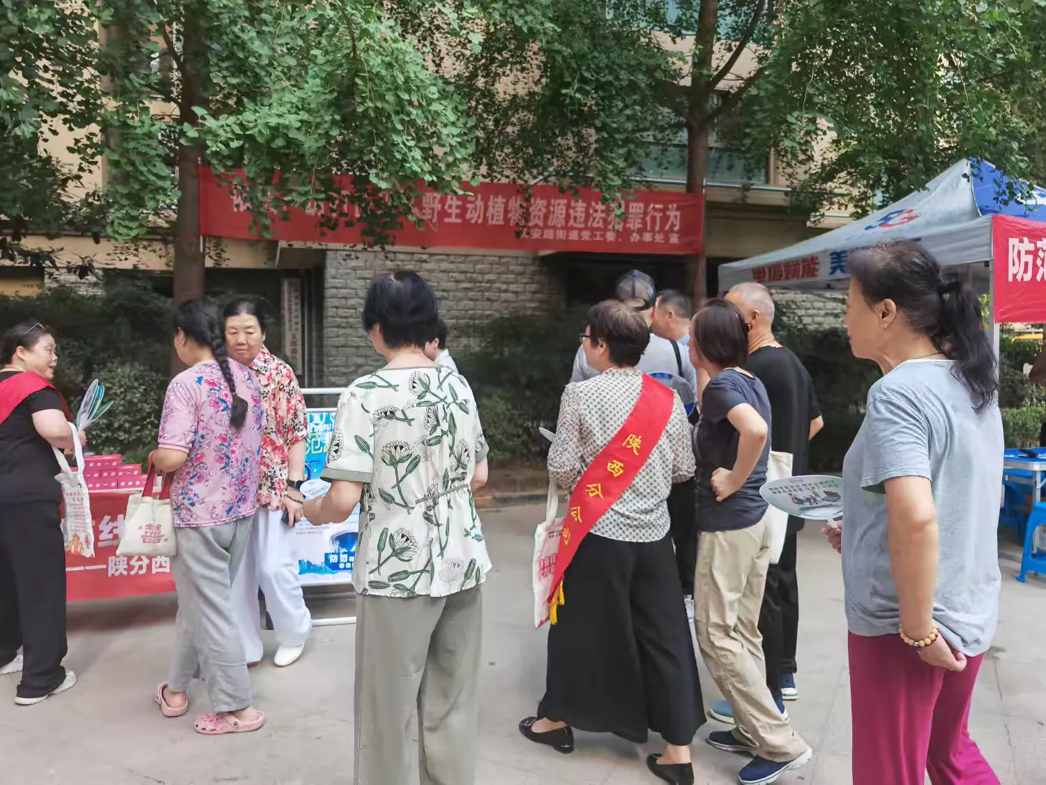 简篇-草场坡社区开展“反诈宣传进社区,筑牢安全防护网” 活动