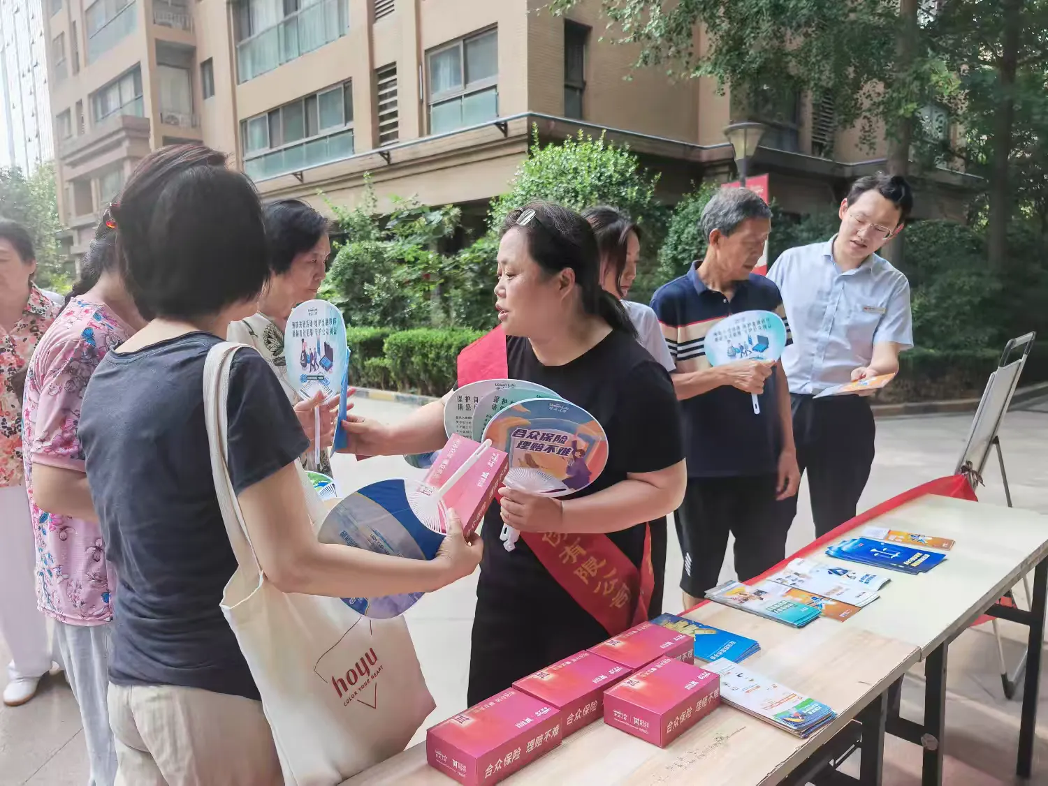 简篇-草场坡社区开展“反诈宣传进社区,筑牢安全防护网” 活动