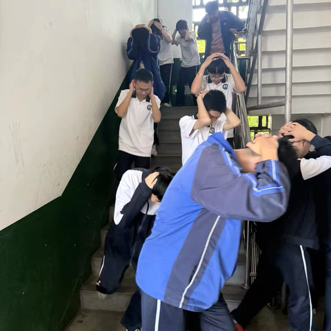 冷水江市第一中学附属初级中学 ‍“512”防震减灾逃生疏散演练