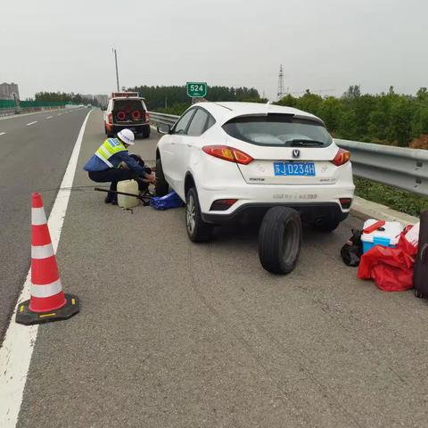 高速路上的“及时雨” 路产人员换胎解困获致谢