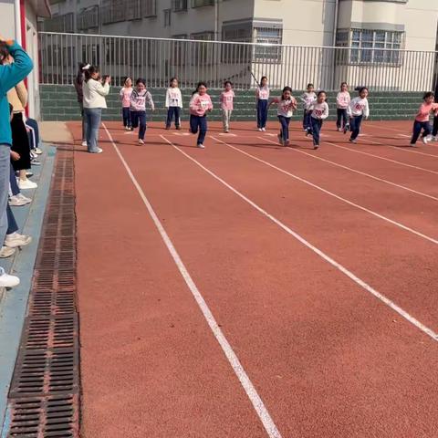 协力勇拼搏  赛场展风姿--新北关小学三级部田径运动会