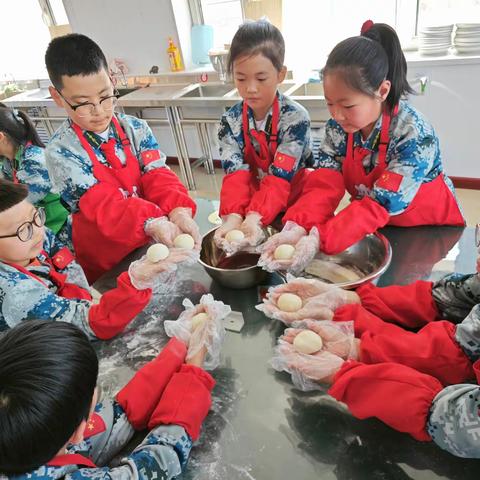 “情意浓浓 蒸蒸日上”——育人小学四年级蒸糖包实践活动