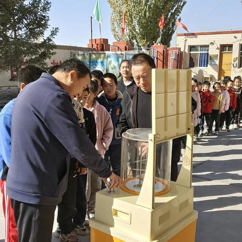 探索科技奥秘   启迪科学梦想 ——“科技大篷车”走进薛百镇五星完全小学纪实