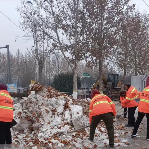 瑞德原阳环卫工人集中清理路面大块残留积雪