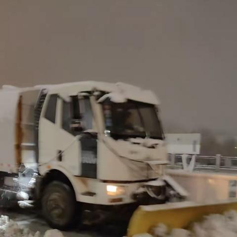 连夜奋战清理道路积雪