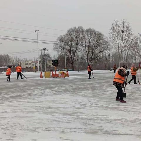 不畏严寒除积雪 全力以赴保畅通