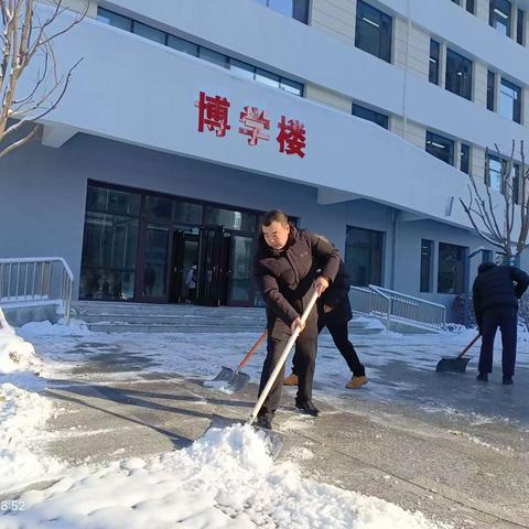 初雪润童心 欢声满校园