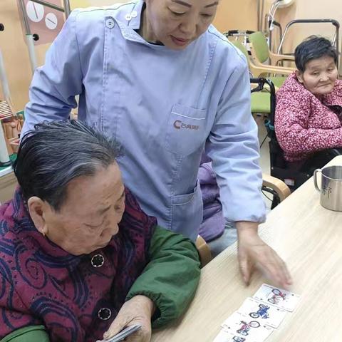 养老中心里的扑克时光：用陪伴编织温暖日常